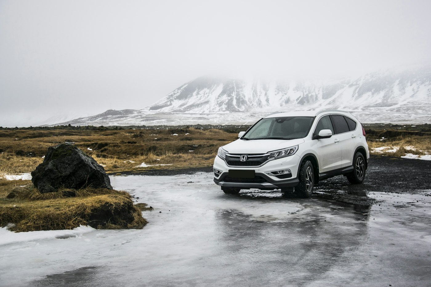 Açık yolda bir SUV