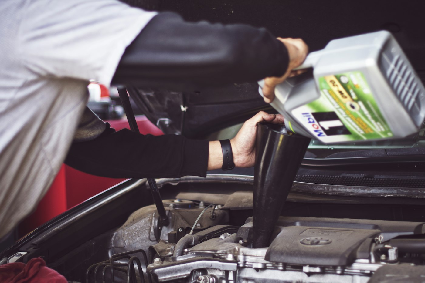 Motor yağı doldurma ve filtre bakım işlemi